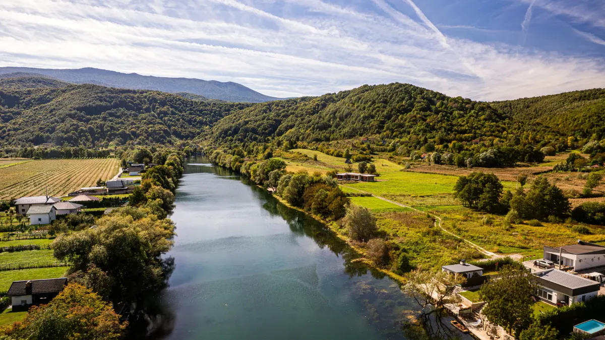 Pogled iz zraka na Bihać i rijeku Unu