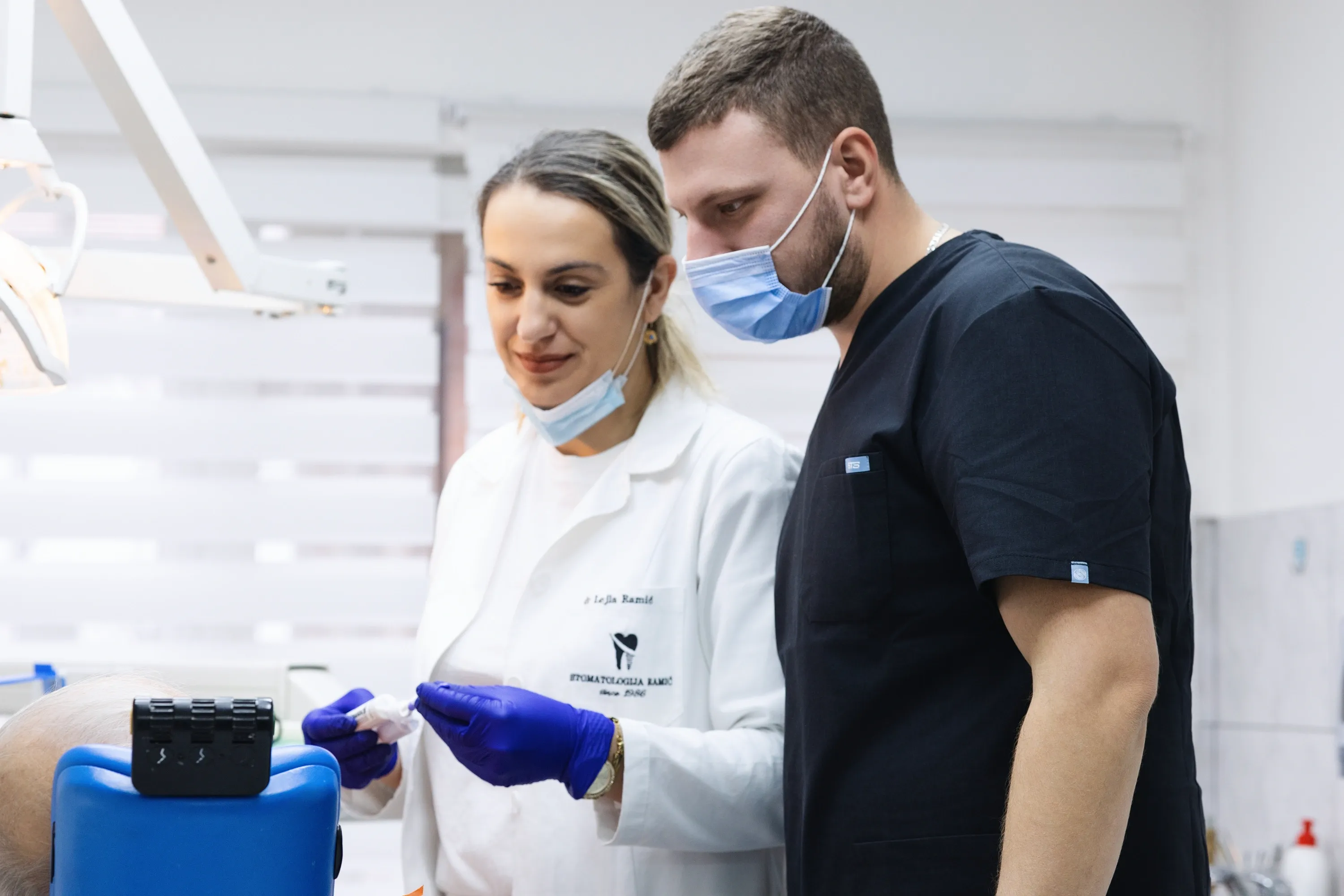 Dr. Jasmin Ramić tokom konsultacije s pacijentom u Stomatologiji Ramić
